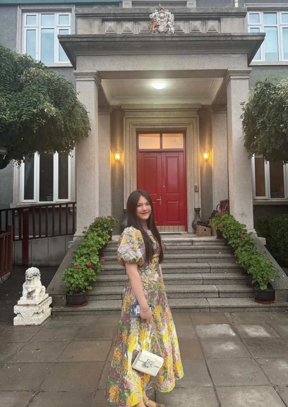 李湘母女到大使馆参加晚宴，15岁王诗龄身材好胖，拿着橙汁去敬酒
