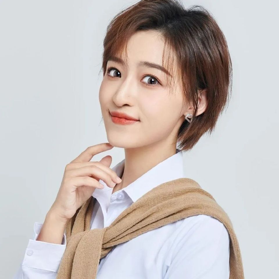 32岁前央视美女主持后悔了！否认睡懒觉被开除 被骗+挨骂中度抑郁